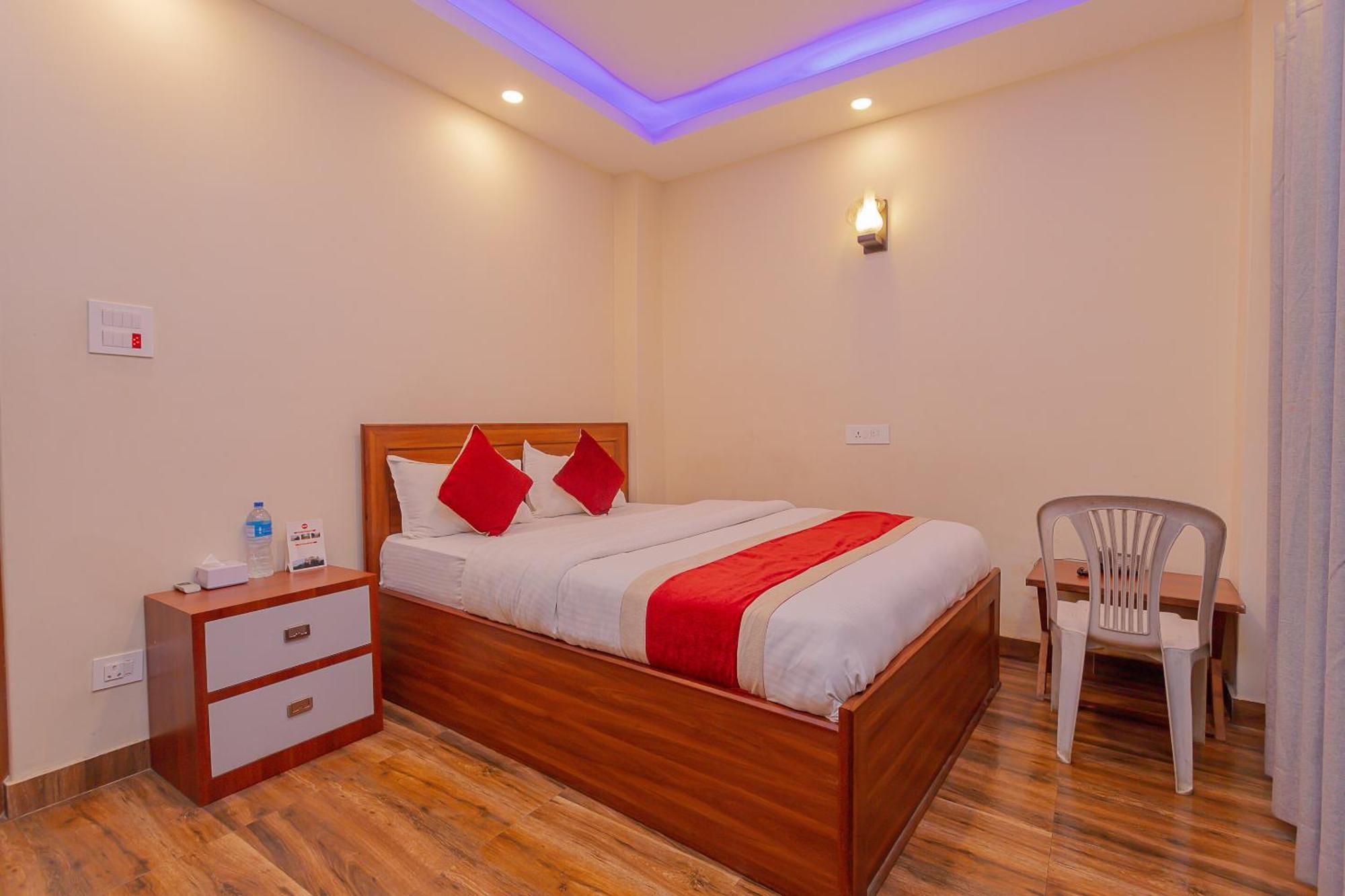 Oyo 799 Hotel Tik Tok Pvt Ltd. Kathmandu Esterno foto